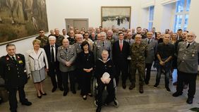 Beigeordneter Christian Zaum (M.) empfing die Teilnehmenden und Gäste des 36. Internationalen Schießwettkampfes um den "Kurfürst-Jan-Wellem-Pokal" im Düsseldorfer Rathaus. Foto: Landeshauptstadt Düsseldorf/Wilfried Meyer