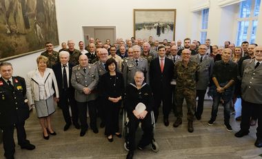 Beigeordneter Christian Zaum (M.) empfing die Teilnehmenden und Gäste des 36. Internationalen Schießwettkampfes um den "Kurfürst-Jan-Wellem-Pokal" im Düsseldorfer Rathaus. Foto: Landeshauptstadt Düsseldorf/Wilfried Meyer