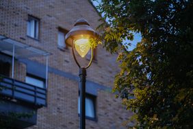 Auf Strom umgerüstete Aufsatzleuchte in der Frankensteiner Straße © Landeshauptstadt Düsseldorf, Michael Gstettenbauer 