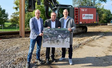 NRW-Umweltminister Oliver Krischer (m.), Marcus Beyer (r.), Beigeordneter für Mobilität und Infrastruktur, und Frank Heuner, Betriebsleiter des SEBD, am Montag, 19. Oktober 2026, in Himmelgeist. Foto: LHD/Claus Langer