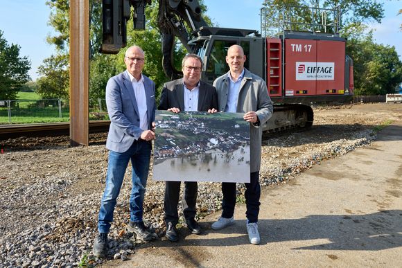 NRW-Umweltminister Oliver Krischer (m.), Marcus Beyer (r.), Beigeordneter für Mobilität und Infrastruktur, und Frank Heuner, Betriebsleiter des SEBD, am Montag, 19. Oktober 2026, in Himmelgeist. Foto: LHD/Claus Langer