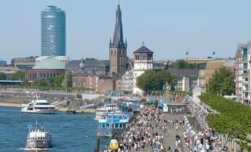 Rheinuferpromenade in der Altstadt, in der Mitte die Pegeluhr. (C) DMT