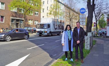 Bei der Freigabe der Umweltspur auf der Merowingerstraße am 15. April 2019: Verkehrsdezernentin Cornelia Zuschke und der Leiter des Amtes für Verkehrsmanagement Ingo Pähler. Foto: Schirrmacher 