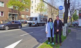 Bei der Freigabe der Umweltspur auf der Merowingerstraße am 15. April 2019: Verkehrsdezernentin Cornelia Zuschke und der Leiter des Amtes für Verkehrsmanagement Ingo Pähler. Foto: Schirrmacher 