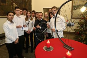 Die Schülerfirma "Düsselcycle" des Max-Planck-Gymnasiums präsentierte ihre Produkte im Rathaus. Oberbürgermeister Thomas Geisel wurde Teilhaber der Schülerfirma, Foto: David Young.