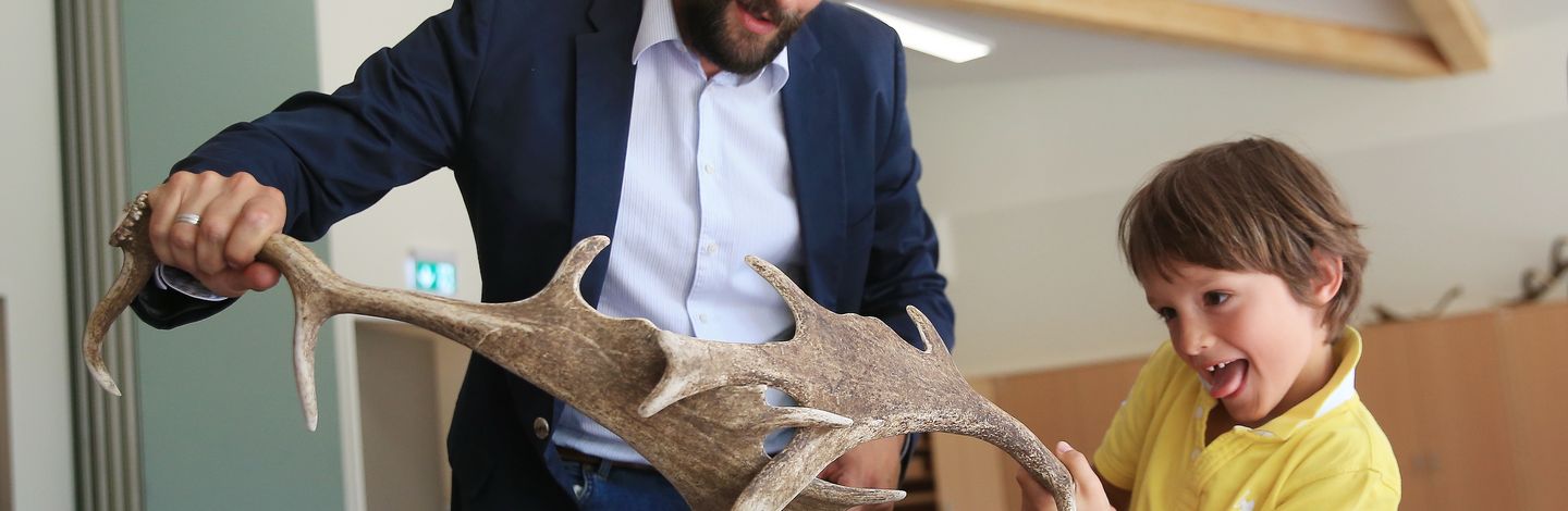Kind spielt mit Geweih in der Waldschule Düsseldorf