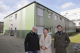 Auf dem Bild zu sehen sind: Christian Zaum, Miriam Koch und Oliver Targas (v.r.) vor der neuen Unterkunft für Menschen mit Suchtproblemen und dem Lebensmittelpunkt auf der Straße an der Moskauer Straße © Landeshauptstadt Düsseldorf/Ingo Lammert 