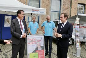 Bundesentwicklungsminister Dr. Gerd Müller (rechts) und OB Dr. Stephan Keller besuchten gemeinsam die Ausstellung "Agenda 2030 - Unsere 17 Ziele" im Rathaus.