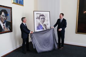 Im Rahmen eines Empfangs durch Oberbürgermeister Dr. Stephan Keller (rechts) wurde ein Porträt seines Amtsvorgängers Thomas Geisel im Ältestenratssaal des Rathauses vorgestellt; Foto: Gstettenbauer