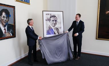 Im Rahmen eines Empfangs durch Oberbürgermeister Dr. Stephan Keller (rechts) wurde ein Porträt seines Amtsvorgängers Thomas Geisel im Ältestenratssaal des Rathauses vorgestellt; Foto: Gstettenbauer