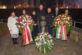 80 Jahre 'Auschwitz-Erlass': OB Dr. Stephan Keller (M.) bei der Kranzniederlegung mit Teilnehmenden der Gedenkveranstaltung zur Erinnerung an die in der NS-Zeit deportierten und ermordeten Sinti und Roma, Fotos: Schaffmeister.