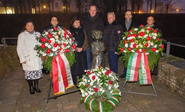 80 Jahre 'Auschwitz-Erlass': OB Dr. Stephan Keller (M.) bei der Kranzniederlegung mit Teilnehmenden der Gedenkveranstaltung zur Erinnerung an die in der NS-Zeit deportierten und ermordeten Sinti und Roma, Fotos: Schaffmeister.