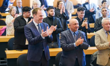 Oberbürgermeister Dr. Stephan Keller und Sami Dzemailovski, Vorsitzender des internationalen Kultur- und Sportvereins der Roma Carmen e. V., bei der Feier zum Internationalen Roma-Tag, Foto: Gstettenbauer