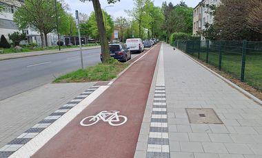 Der neue, rund 400 Meter lange Radweg entlang der Straße "Am Schönenkamp“ © Landeshauptstadt Düsseldorf, Amt für Verkehrsmanagement