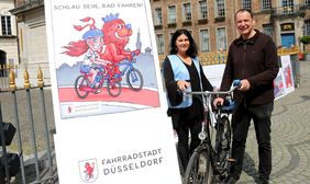 Stellten Illustrationen zur Fahrradstadt Düsseldorf vor: Verkehrsdezernentin Cornelia Zuschke und Künstler Jacques Tilly © Landeshauptstadt Düsseldorf, Ingo Lammert 