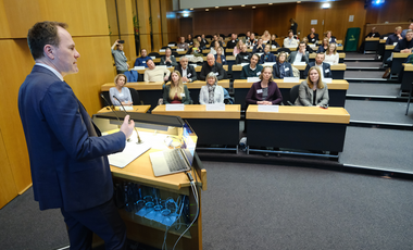 Oberbürgermeister Dr. Stephan Keller sprach den Teilnehmern der 8. ÖKOPROFIT®-Staffel bei der Auszeichnungsveranstaltung am 7. Dezember seinen Dank für ihr Engagement und den Beitrag zum Umweltschutz aus. Foto: © Landeshauptstadt Düsseldorf/Michael Gstettenbauer