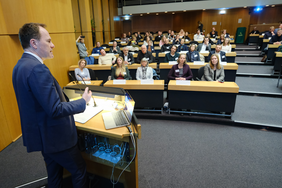 Oberbürgermeister Dr. Stephan Keller sprach den Teilnehmern der 8. ÖKOPROFIT®-Staffel bei der Auszeichnungsveranstaltung am 7. Dezember seinen Dank für ihr Engagement und den Beitrag zum Umweltschutz aus. Foto: © Landeshauptstadt Düsseldorf/Michael Gstettenbauer