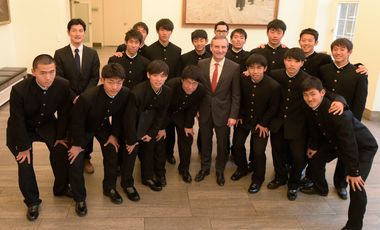 Oberbürgermeister Thomas Geisel mit der Jugendfußballmannschaft der Yachiyo High School aus der Präfektur Chiba