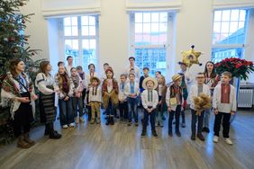 Kinder der ukrainischen Griechisch-Katholischen Kirchengemeinde Christus König singen ukrainische Weihnachtslieder, Foto: Gstettenbauer.