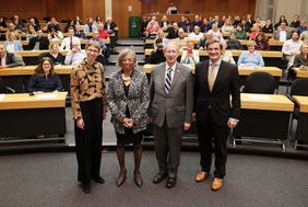 V.l.: Viktoria Harbecke, Geschäftsführerin AmerikaHaus, die ehemaligen US-Kongressabgeordneten Brenda L. Lawrence und Bob Goodlatte, mit Wirtschaftsdezernent Christian Zaum. Foto: David Young