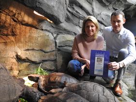 Prof. Dr. Anja Steinbeck und Dr. Jochen Reiter bei den Braunen Landschildkröten