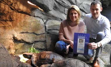 Prof. Dr. Anja Steinbeck und Dr. Jochen Reiter bei den Braunen Landschildkröten