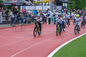 Fotos von Gruppe von Kindern beim Radrennen