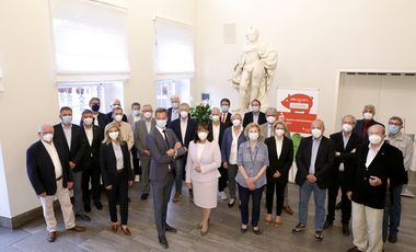 Bürgermeister Josef Hinkel nahm im Rahmen einer feierlichen Übergabe den PS-Zweckertrag stellvertretend von der Vorstandsvorsitzenden der Stadtsparkasse Düsseldorf, Karin-Brigitte Göbel, entgegen. Fotos: Lammert