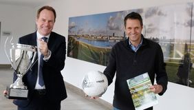 Turnierleiter Martin Meyer (r.) bedankte sich bei Oberbürgermeister Dr. Stephan Keller für die städtische Unterstützung der U19 Champions Trophy. Unter anderem wurden die Siegerpokale gestiftet. Foto: Meyer