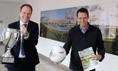 Turnierleiter Martin Meyer (r.) bedankte sich bei Oberbürgermeister Dr. Stephan Keller für die städtische Unterstützung der U19 Champions Trophy. Unter anderem wurden die Siegerpokale gestiftet. Foto: Meyer