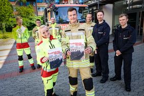 Die Auszubildenden Désirée Ermel und Anton Reichelt (vorne v.l.) präsentieren den Jahresbericht stellvertretend für 91 neue Auszubildende bei der Feuerwehr. Foto: Melanie Zanin