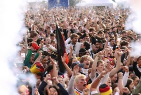 Torjubel der deutschen Fans zum späten Ausgleich in der regulären Spielzeit. Foto: David Young