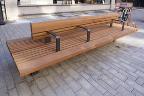 Die ersten neuen Sitzbänke stehen bereits an der Friedrichstraße. © Landeshauptstadt Düsseldorf/ Claus Langer