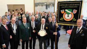 Oberbürgermeister Dr. Stephan Keller hat Vertreter zum 150-jährigen Bestehen des Rheinischen Schützenbundes 1872 e.V.  im Düsseldorfer Rathauses empfangen und bekam dabei ein Banner des Schützenbundes übergeben; Fotos: Meyer 