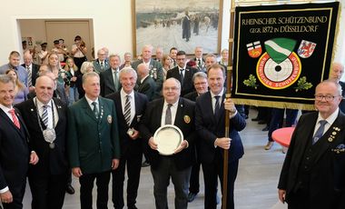 Oberbürgermeister Dr. Stephan Keller hat Vertreter zum 150-jährigen Bestehen des Rheinischen Schützenbundes 1872 e.V.  im Düsseldorfer Rathauses empfangen und bekam dabei ein Banner des Schützenbundes übergeben; Fotos: Meyer 