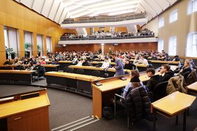 Die Schülerinnen und Schüler verschiedener Altersgruppen debattieren zu aktuellen Streitfragen, Foto: Young