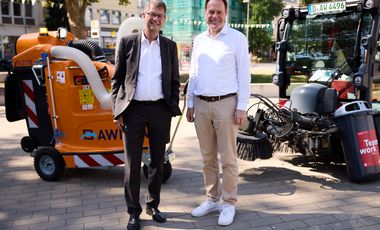 OB Dr. Keller und Stefan Ferber, Leiter des Amtes für Umwelt und Verbraucherschutz, stellten die Weiterentwicklungen der "Stadtsauberkeitsoffensive 2026: Fokus auf die Stadtteile" vor, Foto: Landeshauptstadt Düsseldorf/Lasse Rotthoff