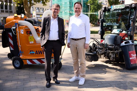 OB Dr. Keller und Stefan Ferber, Leiter des Amtes für Umwelt und Verbraucherschutz, stellten die Weiterentwicklungen der "Stadtsauberkeitsoffensive 2026: Fokus auf die Stadtteile" vor, Foto: Landeshauptstadt Düsseldorf/Lasse Rotthoff