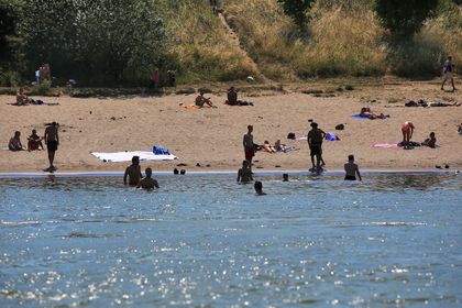 Strand am Rhein