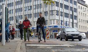 Steffen Geibhardt (links), Fahrradbeauftragter der Stadt, und Holger Odenthal, stellvertretender Amtsleiter des Amtes für Verkehrsmanagement, stellten den Anschluss der Kreuzung Am Wehrhahn/Adlerstraße an den bestehenden Radweg Adlerstraße vor