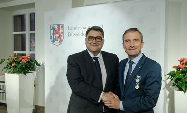 (V. l.) Der Botschafter der Republik Rumänien, Emil Hurezeanu, hat Oberbürgermeister Thomas Geisel einen  rumänischen Verdienstorden überreicht. Foto: Michael Gstettenbauer