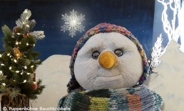 Foto von Handpuppe Schneemann Schneefried mit Weihnachtsbaum