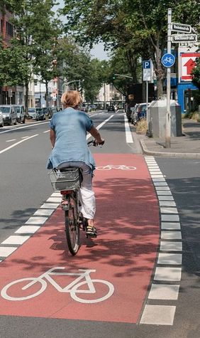 Lücke im Radwegenetz geschlossen: Der neue Radweg an der Ulmenstraße wurde gleich von Radlern genutzt. 