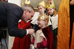 Der Besuch der Sternsinger hat im Rathaus Tradition. Foto: David Young