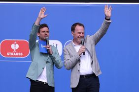 Oberbürgermeister Dr. Stephan Keller (r.) eröffnete am Freitag, 14. Juni, die Fan Zone am Burgplatz. Foto: David Young