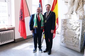 Der albanische Verbandspräsident Armand Duka trug sich ins Goldene Buch der Landeshauptstadt Düsseldorf ein, Foto: David Young