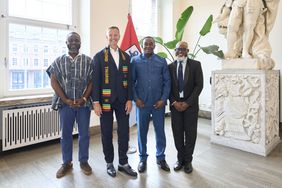 Bürgermeister Josef Hinkel begrüßte Frederick Fausto Faido, Bürgermeister von Sekondi-Takoradi/Ghana (2.v.r.), Alhaji Abu Antuonogwen Mahama (r.), Städtischer Direktor für Entwicklungsplanung, sowie Michael Agyei, Leiter der Abteilung Wohnungswesen und zentrale Verwaltung und des Büros des Bürgermeisters, am Montag, 8. September 2025, im Jan-Wellem-Saal des Rathauses. ©Stadt Düsseldorf/Claus Langer