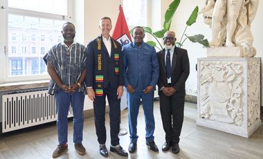 Bürgermeister Josef Hinkel begrüßte Frederick Fausto Faido, Bürgermeister von Sekondi-Takoradi/Ghana (2.v.r.), Alhaji Abu Antuonogwen Mahama (r.), Städtischer Direktor für Entwicklungsplanung, sowie Michael Agyei, Leiter der Abteilung Wohnungswesen und zentrale Verwaltung und des Büros des Bürgermeisters, am Montag, 8. September 2025, im Jan-Wellem-Saal des Rathauses. ©Stadt Düsseldorf/Claus Langer