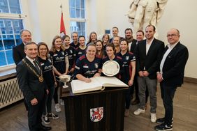 Das siegreiche Team trug sich im Jan-Wellem-Saal des Rathauses in das goldene Buch der Landeshauptstadt ein. OB Geisel überreichte der Mannschaft einen gravierten Silberteller. Fotos: Gstettenbauer