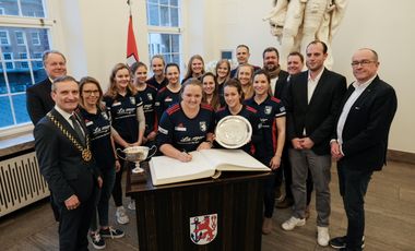 Das siegreiche Team trug sich im Jan-Wellem-Saal des Rathauses in das goldene Buch der Landeshauptstadt ein. OB Geisel überreichte der Mannschaft einen gravierten Silberteller. Fotos: Gstettenbauer